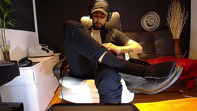 Snapshot of alessandro_wye chatting on 10.03.25 alessandro wye online show from 10.03.25