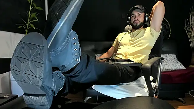 Snapshot of alessandro_wye chatting on 10.29.25 alessandro wye online show from 10.29.25