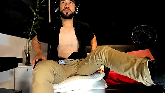 Snapshot of alessandro_wye chatting on 11.18.25 alessandro wye online show from 11.18.25