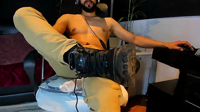 Snapshot of alessandro_wye chatting on 12.19.25 alessandro wye online show from 12.19.25