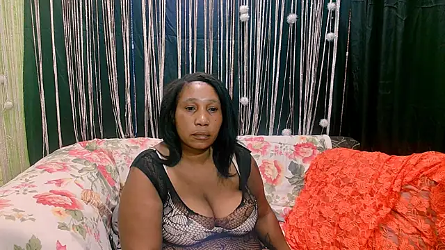 Snapshot of SexcGals chatting on 11.04.25 SexcGals online show from 11.04.25