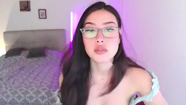 Snapshot of Emilyswan04 chatting on 09.24.25 Emilyswan04 online show from 09.24.25