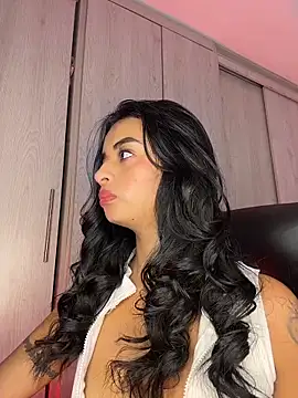 Laura fernandezII online show from 12.21.25