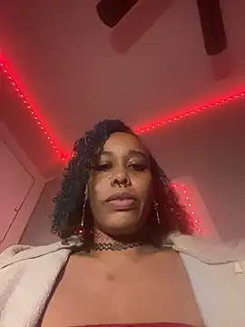 loveluna8 online show from 10.31.25