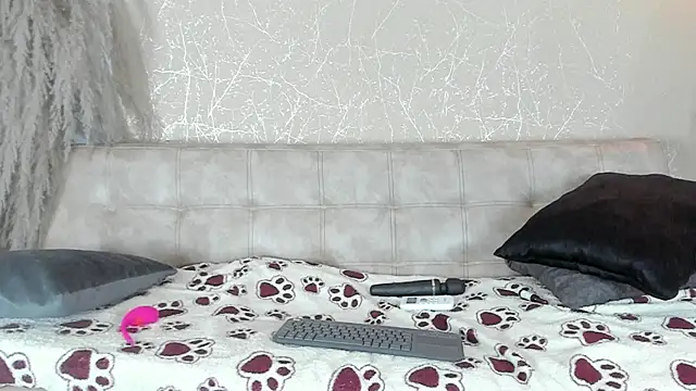 Snapshot of EmmaRossem chatting on 12.19.24 EmmaRossem online show from 12.19.24