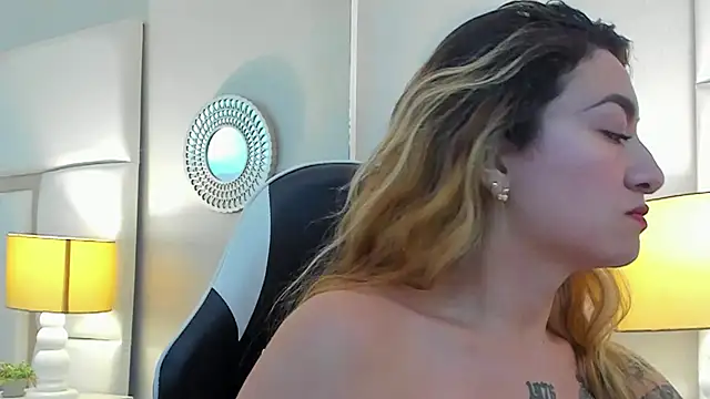 Snapshot of AmbarSantany chatting on 10.01.25 AmbarSantany online show from 10.01.25