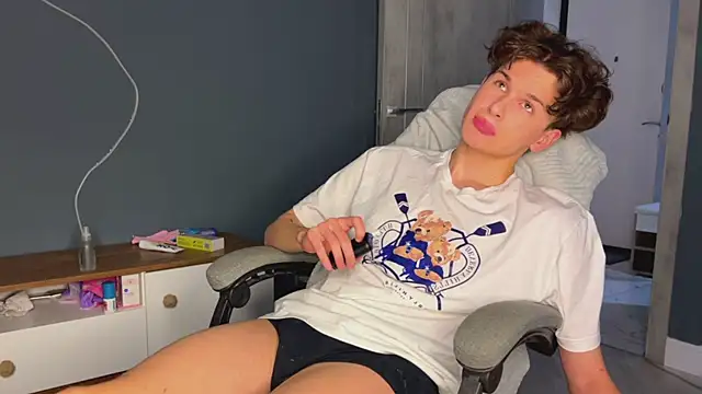 Snapshot of alyx_garden chatting on 12.28.24 alyx garden online show from 12.28.24