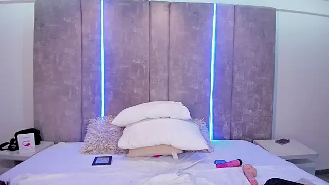 Snapshot of MaxiRogers chatting on 02.11.25 MaxiRogers online show from 02.11.25