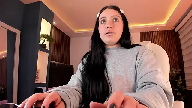 Snapshot of Lucy_Smith2 chatting on 12.20.24 Lucy Smith2 online show from 12.20.24