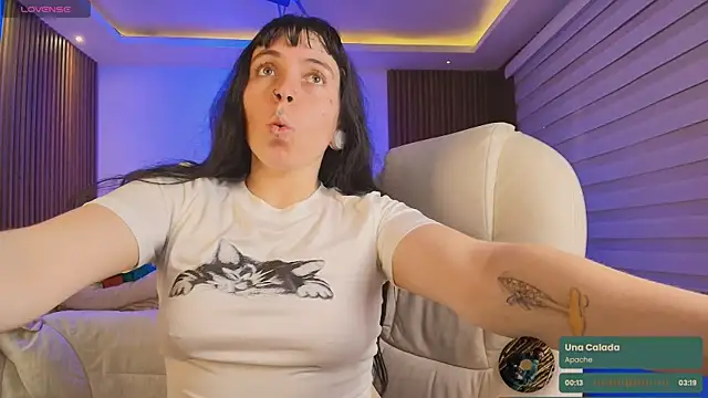 Snapshot of Lucy_Smith2 chatting on 10.27.25 Lucy Smith2 online show from 10.27.25