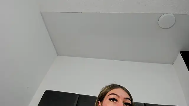 Snapshot of Lizz_Luna chatting on 10.17.25 Lizz Luna online show from 10.17.25
