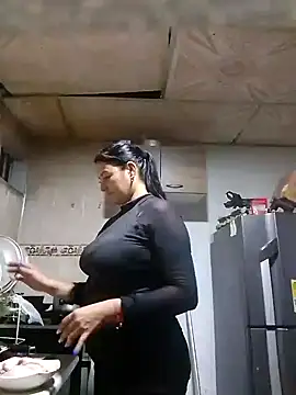 Snapshot of lupita_2023 chatting on 12.17.24 lupita 2023 online show from 12.17.24