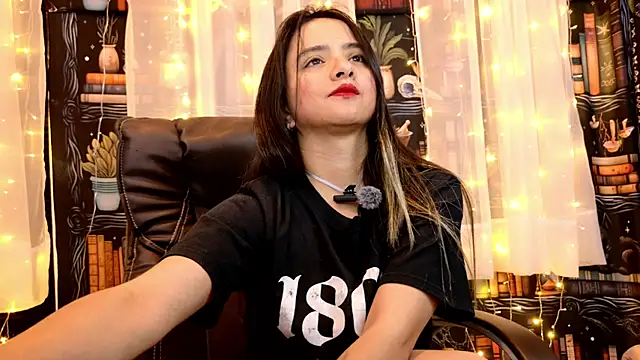 Snapshot of julietta___jackson chatting on 05.26.26 julietta jackson online show from 05.26.26