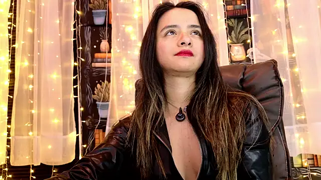 Snapshot of julietta___jackson chatting on 07.22.26 julietta jackson online show from 07.22.26