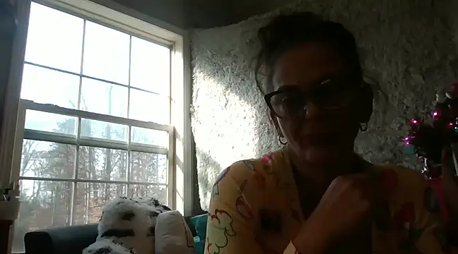 Snapshot of TopazVixen chatting on 12.17.24 TopazVixen online show from 12.17.24