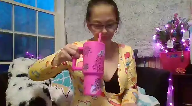 Snapshot of TopazVixen chatting on 12.18.24 TopazVixen online show from 12.18.24