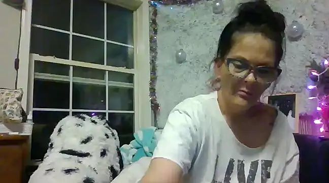 Snapshot of TopazVixen chatting on 12.28.24 TopazVixen online show from 12.28.24