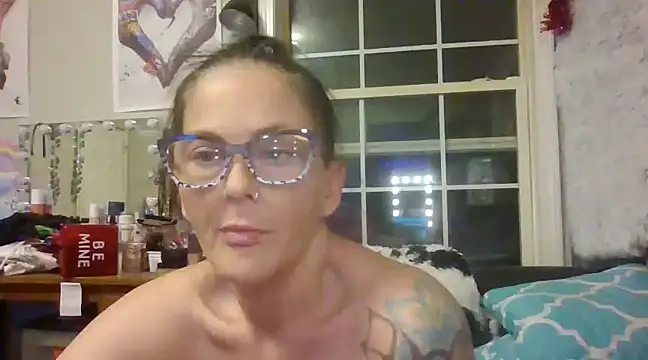 Snapshot of TopazVixen chatting on 01.12.25 TopazVixen online show from 01.12.25