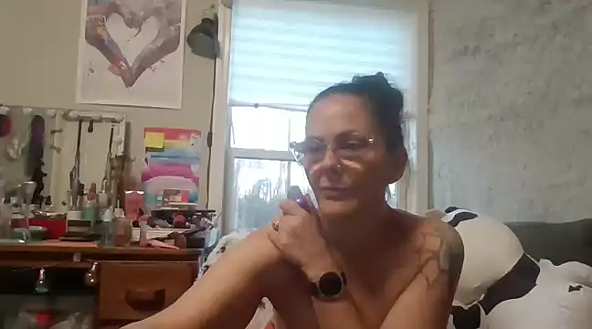 Snapshot of TopazVixen chatting on 03.03.25 TopazVixen online show from 03.03.25