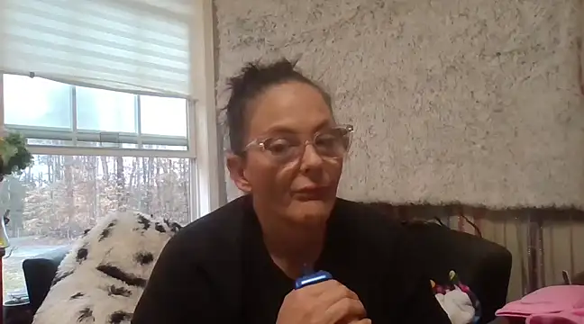 Snapshot of TopazVixen chatting on 03.05.25 TopazVixen online show from 03.05.25