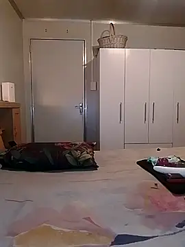 Snapshot of Hornyparratjie chatting on 12.28.24 Hornyparratjie online show from 12.28.24