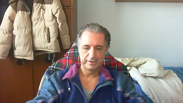 Snapshot of lliuk70mi chatting on 12.21.25 lliuk70mi online show from 12.21.25