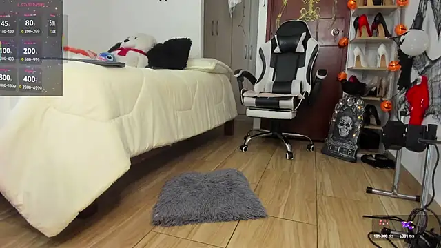 SophieBaker   online show from 10.17.25