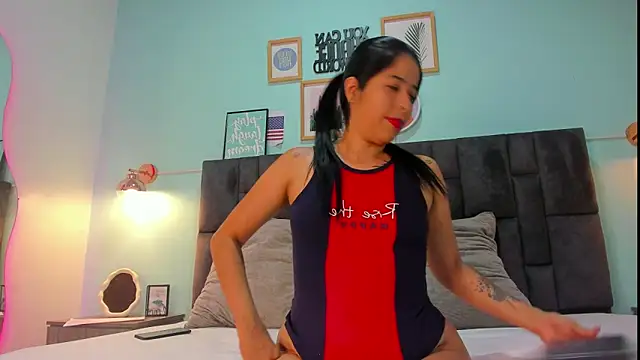 Snapshot of DulceAurora__ chatting on 02.04.25 DulceAurora online show from 02.04.25