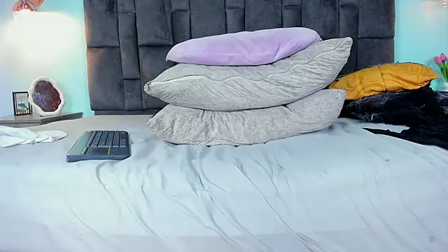 Snapshot of DulceAurora__ chatting on 02.18.25 DulceAurora online show from 02.18.25