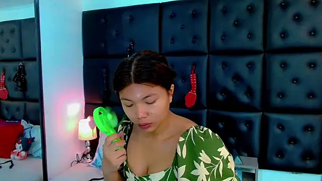 Snapshot of Isalombardi chatting on 06.21.26 Isalombardi online show from 06.21.26