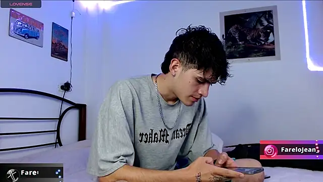 Snapshot of jeanfarelo chatting on 12.20.24 jeanfarelo online show from 12.20.24