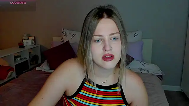 Snapshot of _Sarah_Soul_ chatting on 10.17.25 Sarah Soul online show from 10.17.25