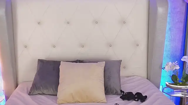 Snapshot of ViolettMoon1 chatting on 01.04.25 ViolettMoon1 online show from 01.04.25