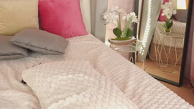 Snapshot of ViolettMoon1 chatting on 01.30.25 ViolettMoon1 online show from 01.30.25