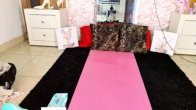 Snapshot of RileySkye chatting on 09.26.25 RileySkye online show from 09.26.25