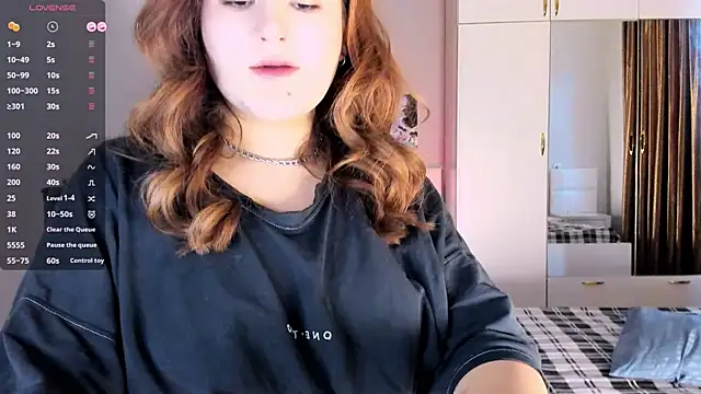 Snapshot of July_Slowdive chatting on 01.27.25 July Slowdive online show from 01.27.25