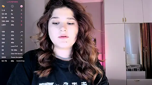 Snapshot of July_Slowdive chatting on 02.01.25 July Slowdive online show from 02.01.25