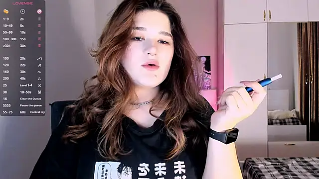 Snapshot of July_Slowdive chatting on 02.04.25 July Slowdive online show from 02.04.25