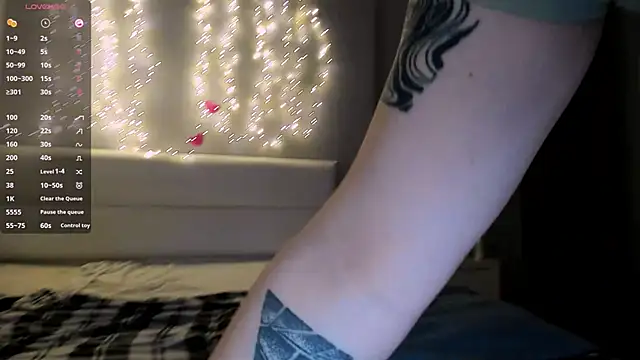 Snapshot of July_Slowdive chatting on 03.19.25 July Slowdive online show from 03.19.25