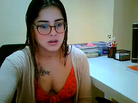 Snapshot of maliamiller chatting on 09.28.25 maliamiller online show from 09.28.25