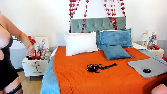 Sam and molly  online show from 02.15.25