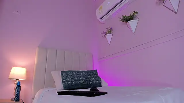 Snapshot of _bianca_18 chatting on 02.13.25 bianca 18 online show from 02.13.25