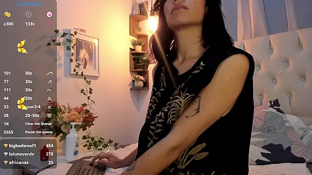 Snapshot of savagequeenbee7 chatting on 01.11.25 savagequeenbee7 online show from 01.11.25