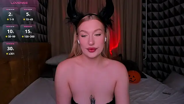 Emma  Leee online show from 10.31.25