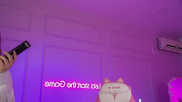 Snapshot of CrystalLyons chatting on 05.21.26 CrystalLyons online show from 05.21.26