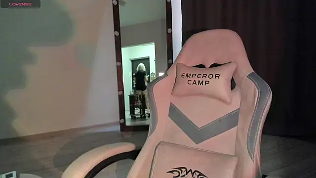 Lana Younes online show from 11.04.25