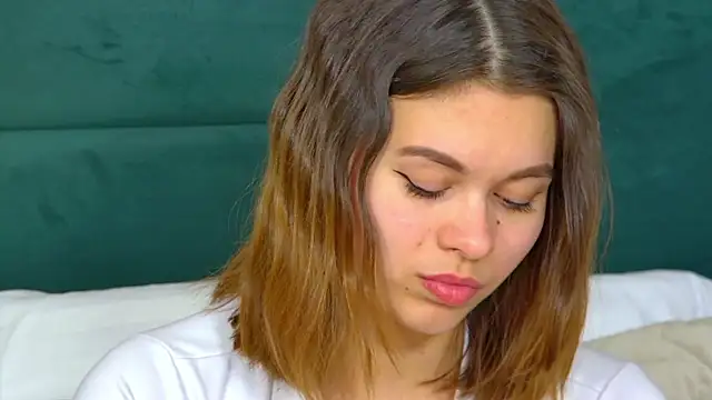 Snapshot of PollyLanders chatting on 02.05.25 PollyLanders online show from 02.05.25