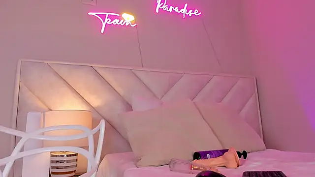 Snapshot of dani_skinny_ chatting on 02.13.25 dani skinny online show from 02.13.25