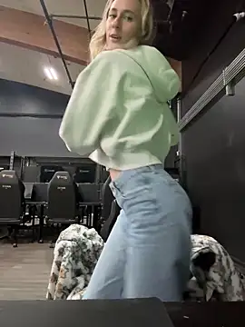 M1ssyk1ssy online show from 11.22.25