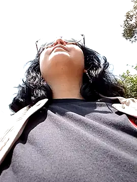 lara moon25 online show from 10.15.25